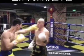 “Đệ tử” Lý Tiểu Long dám chấp “10 võ sư Vịnh Xuân”, bị ăn đòn nhớ đời 