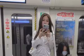 Hot girl xinh đẹp khoe chân dài nuột nà trên tàu điện ngầm