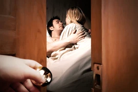 Tới tiệm sửa xe, thấy điều khó tin giữa chị dâu và gã thợ