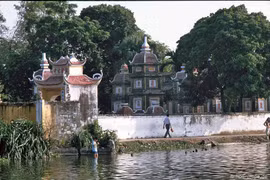 Vẻ đẹp mộc của loạt chùa nổi tiếng Hà Nội đầu thập niên 1990