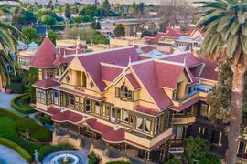 Thiết kế kỳ lạ với 2.000 cửa của ngôi nhà ma ám 