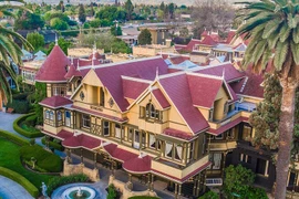 Thiết kế kỳ lạ với 2.000 cửa của ngôi nhà ma ám 