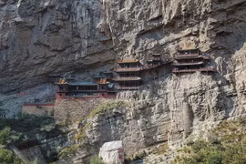 Cảnh tượng khó tin ở ngôi chùa hiểm trở nhất Trung Quốc 