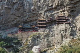 Cảnh tượng khó tin ở ngôi chùa hiểm trở nhất Trung Quốc 