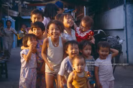Nét hồn nhiên, thánh thiện của trẻ em ở TP. HCM năm 1993