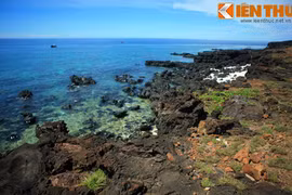 Cận cảnh vẻ đẹp hoang sơ của bãi đá nham thạch đảo Bé 