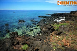 Cận cảnh vẻ đẹp hoang sơ của bãi đá nham thạch đảo Bé 