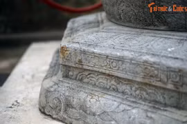 Cận cảnh giếng đá cổ mang hoa văn đế vương phát lộ ở Hà Nội