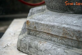 Cận cảnh giếng đá cổ mang hoa văn đế vương phát lộ ở Hà Nội