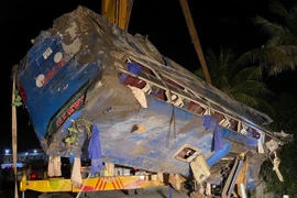 Xe khách chở 46 người lật nhào trên đường đúng đêm mùng 1 Tết