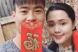 Vợ chồng tuổi Tý Duy Mạnh và Quỳnh Anh chuẩn bị lì xì mừng năm mới 