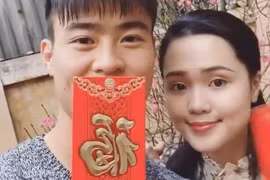 Vợ chồng tuổi Tý Duy Mạnh và Quỳnh Anh chuẩn bị lì xì mừng năm mới 