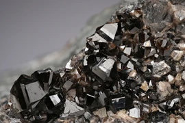 Vẻ đẹp bí ẩn đầy mê hoặc của các khoáng vật màu đen