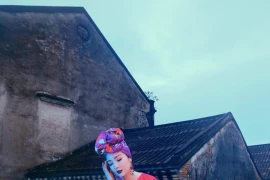 Hội An yêu cầu gỡ ảnh Hoa hậu 51 tuổi tạo dáng chụp hình trên nóc nhà cổ