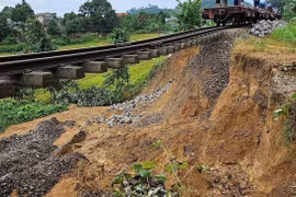 Khẩn trương khắc phục sạt lở, khôi phục tuyến đường sắt Hà Nội - Lào Cai