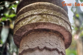 Cận cảnh cột đá cổ bí ẩn “mọc lên” giữa phố cổ Hà Nội