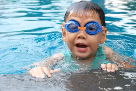 Thời điểm tốt nhất để dạy trẻ học bơi