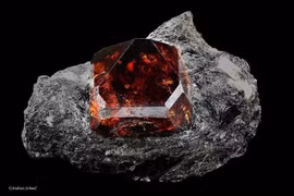 Cận cảnh khoáng vật đẹp long lanh, cổ xưa nhất Trái Đất