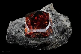 Cận cảnh khoáng vật đẹp long lanh, cổ xưa nhất Trái Đất