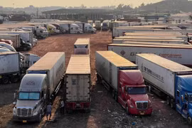 Lạng Sơn: Ùn ứ cục bộ do lượng xe hàng dồn về cửa khẩu tăng đột biến