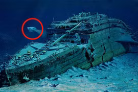 Thoát chết trong gang tấc sau cú đâm choáng váng với tàu lặn Titanic