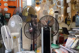 Mới nắng nóng, người Hà Nội đã sắm quạt tích điện vì lo cắt điện