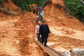 Tranh thủ từng giờ tìm kiếm công nhân mất tích tại Rào Trăng 3