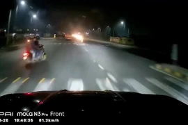 Tài xế ô tô đánh lái khẩn cấp, tránh xe máy cắt mặt sang đường