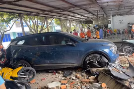 Ô tô mất kiểm soát lùi như "máy ủi" húc sập tường ở TP.HCM