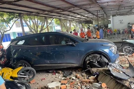 Ô tô mất kiểm soát lùi như "máy ủi" húc sập tường ở TP.HCM