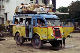 Cận cảnh loại xe buýt lạ lùng ở Việt Nam năm 1996