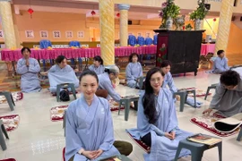 Trương Hồ Phương Nga khoe ảnh đời thường song hành cùng bạn thân