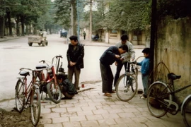 Cận cảnh cuộc mưu sinh trên hè phố Hà Nội năm 1990