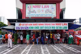 Xếp hàng dài chờ mua bánh Trung thu tại TP.HCM