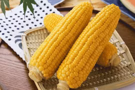 Ăn một bắp ngô buổi sáng tốt hơn cơm, nhưng người nào không nên ăn?