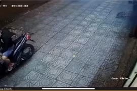 Cô gái tung cước, đạp ngã tên trộm xe máy ở TP.HCM 