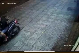 Cô gái tung cước, đạp ngã tên trộm xe máy ở TP.HCM 