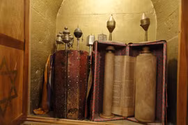 Huyền bí văn bản cổ, thiêng liêng nhất của người Do Thái