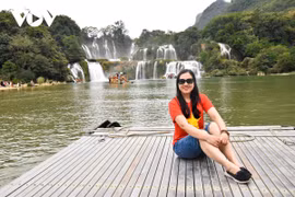 Du khách mặc áo cờ đỏ sao vàng “check in” bên thác Bản Giốc