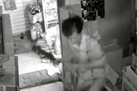 Chồng chém vợ rồi treo cổ tự tử ở TP.HCM