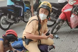 CSGT rút súng khống chế kẻ cầm dao đâm 2 phụ nữ ở quận 1