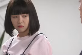 Ngày tôi xuất viện, tôi ném trả hoa khi bạn gái giàu có tới thăm