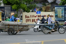 Xe tự chế 'cõng' hàng cồng kềnh tung hoành trên đường phố Hà Nội