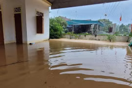 Mưa kéo dài, Hà Tĩnh ngập sâu, người dân vất vả chạy lũ 