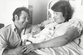 Em bé thụ tinh trong ống nghiệm đầu tiên ra đời như thế nào?