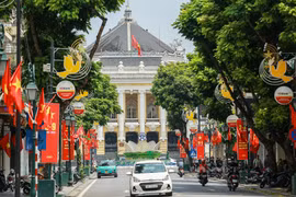 Đường phố Hà Nội, TP HCM rực rỡ cờ hoa mừng Quốc khánh