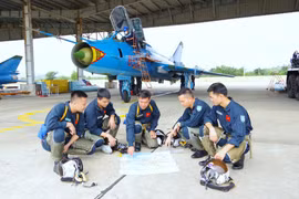 Nghe phi công trẻ lái tiêm kích kể chuyện bổ nhào cắt bom