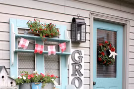 Khu vườn nhỏ xinh được tạo ra từ những món đồ nội thất cũ