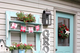 Khu vườn nhỏ xinh được tạo ra từ những món đồ nội thất cũ