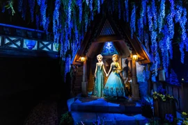 Bên trong công viên đầu tiên trên TG lấy bối cảnh từ bộ phim “Frozen”